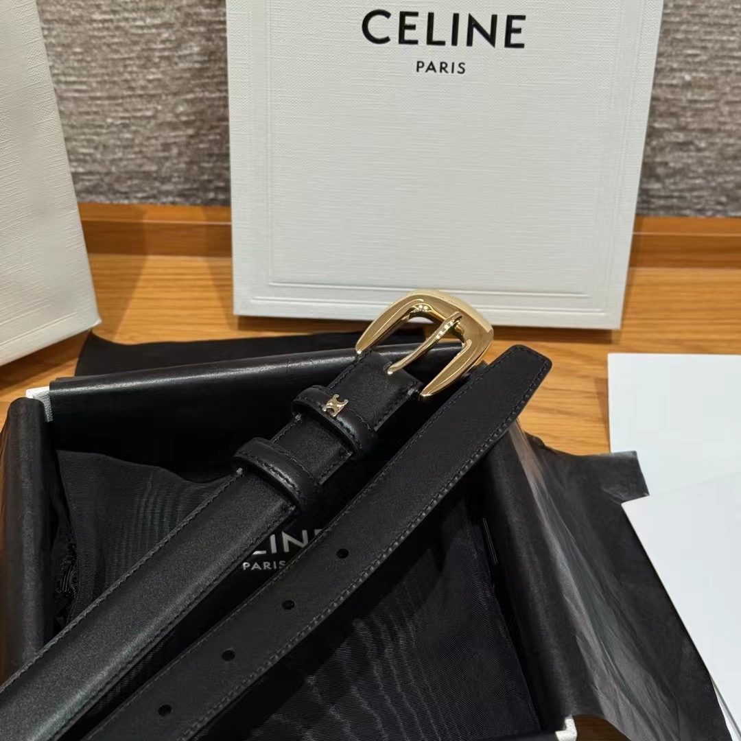  凯旋门女生腰带
这款带身采用进口小牛皮材质，带身压印品牌的logo，手感柔软细腻，超级百搭的一款，搭牛