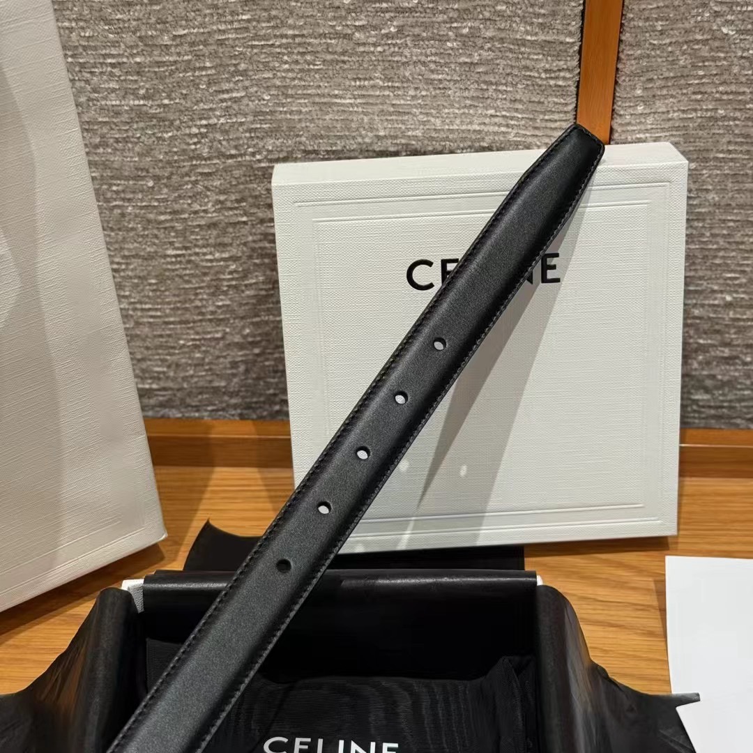  凯旋门女生腰带
这款带身采用进口小牛皮材质，带身压印品牌的logo，手感柔软细腻，超级百搭的一款，搭牛