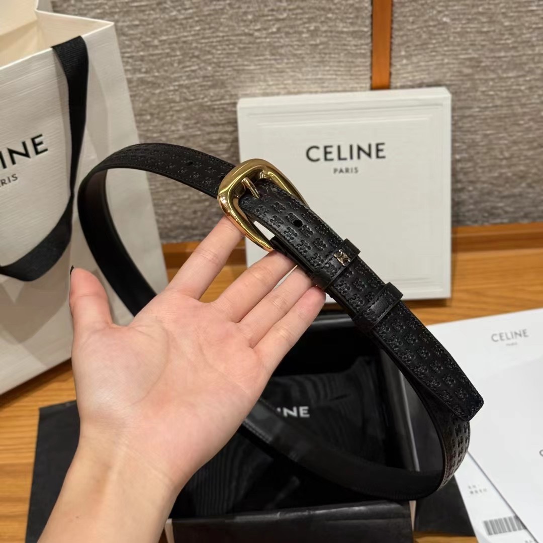  凯旋门女生腰带
这款带身采用进口小牛皮材质，带身压印品牌的logo，手感柔软细腻，超级百搭的一款，搭牛