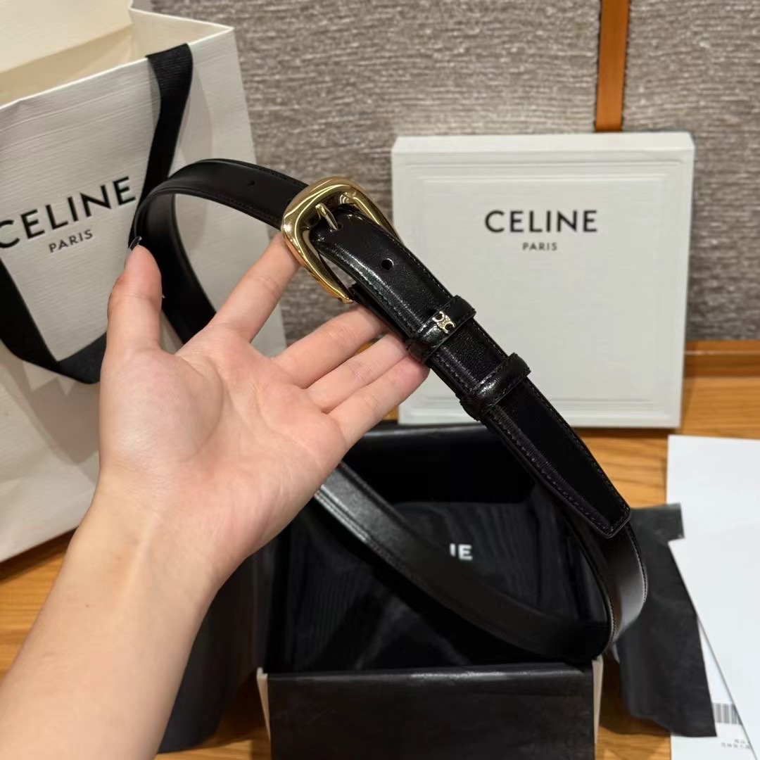  凯旋门女生腰带
这款带身采用进口小牛皮材质，带身压印品牌的logo，手感柔软细腻，超级百搭的一款，搭牛