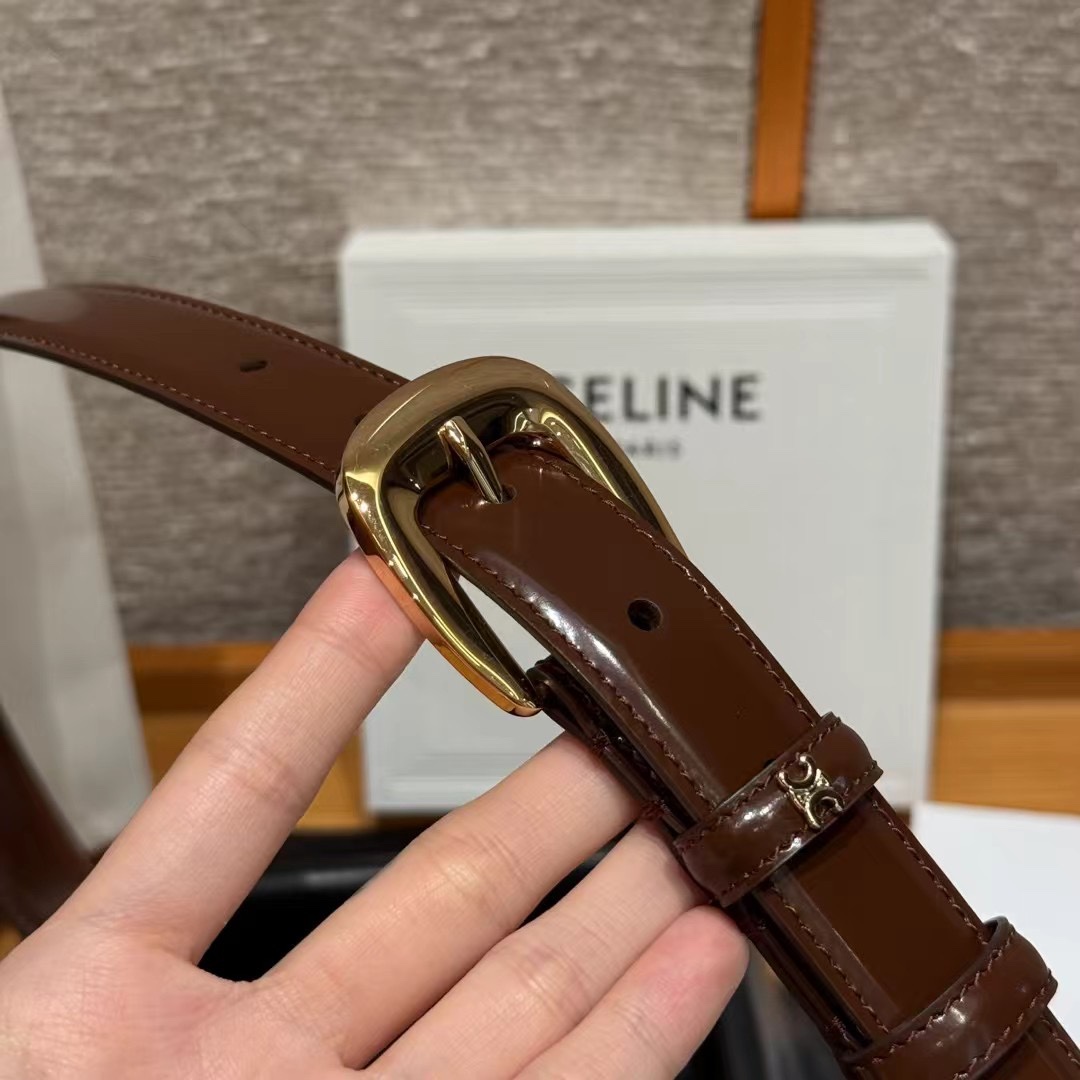  凯旋门女生腰带
这款带身采用进口小牛皮材质，带身压印品牌的logo，手感柔软细腻，超级百搭的一款，搭牛