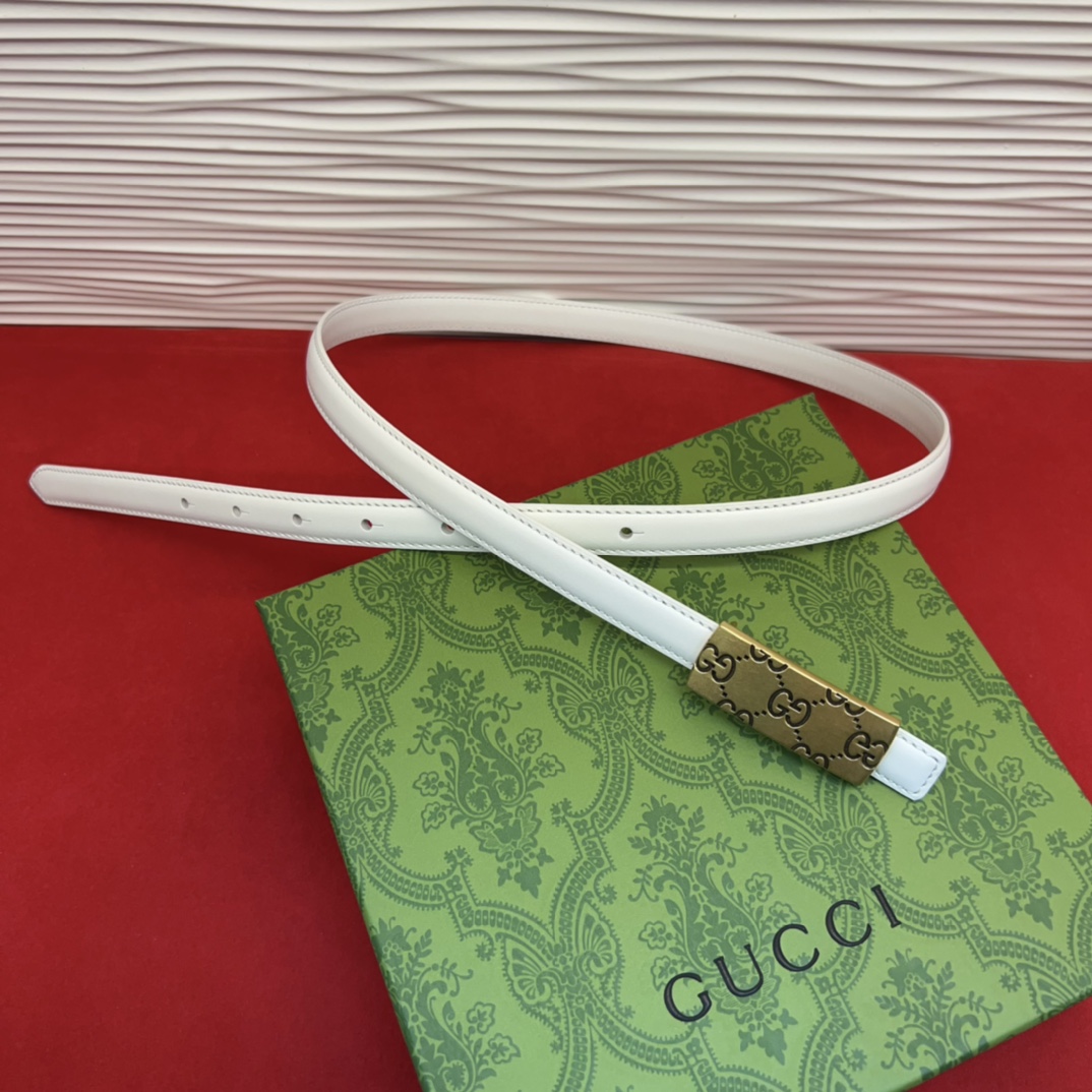 这款腰带采用GSupremepvc制作，匠心点缀品牌标志性的双G元素，彰显品牌的马术传承。背面再添方形搭