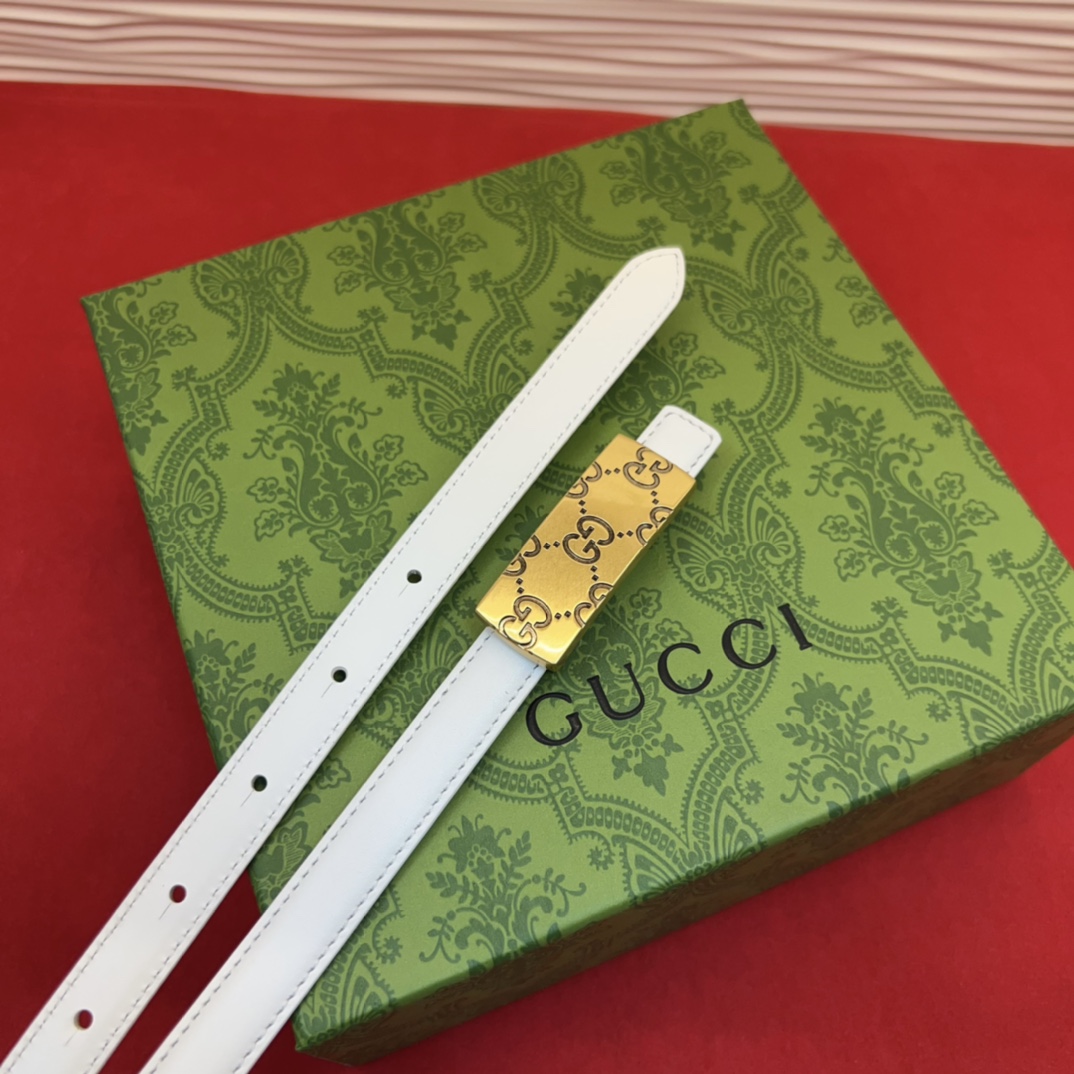 这款腰带采用GSupremepvc制作，匠心点缀品牌标志性的双G元素，彰显品牌的马术传承。背面再添方形搭