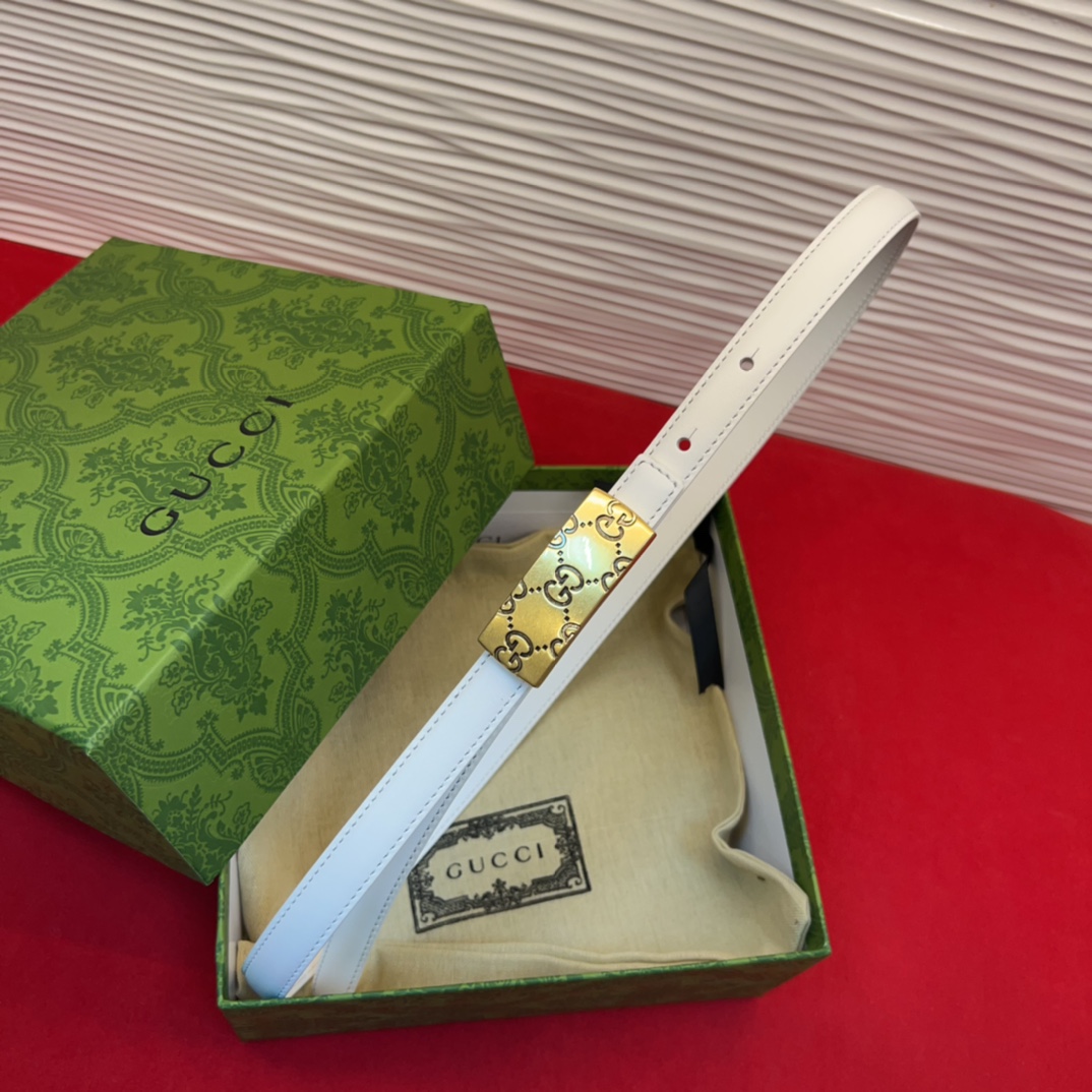 这款腰带采用GSupremepvc制作，匠心点缀品牌标志性的双G元素，彰显品牌的马术传承。背面再添方形搭