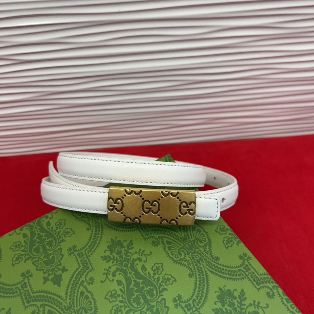 这款腰带采用GSupremepvc制作，匠心点缀品牌标志性的双G元素，彰显品牌的马术传承。背面再添方形搭