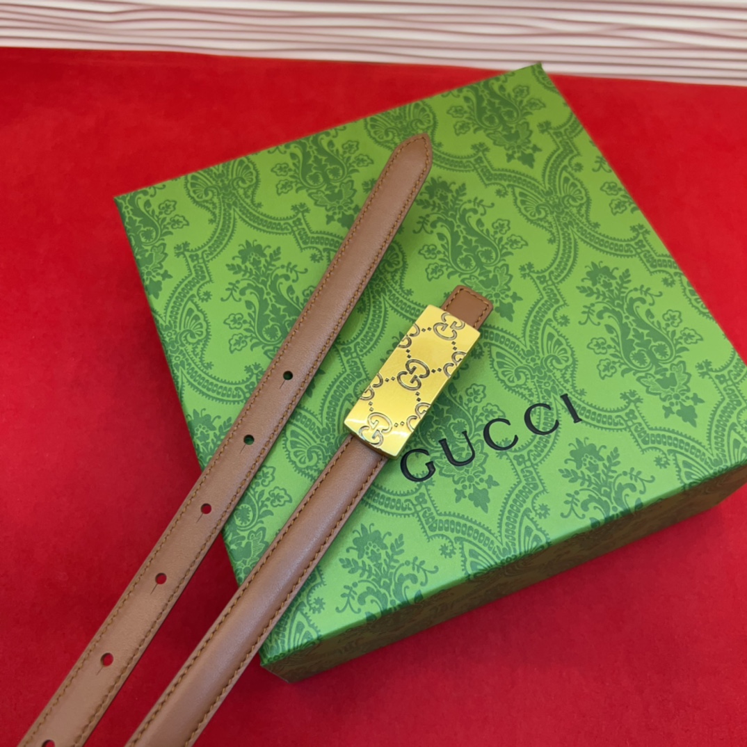 这款腰带采用GSupremepvc制作，匠心点缀品牌标志性的双G元素，彰显品牌的马术传承。背面再添方形搭