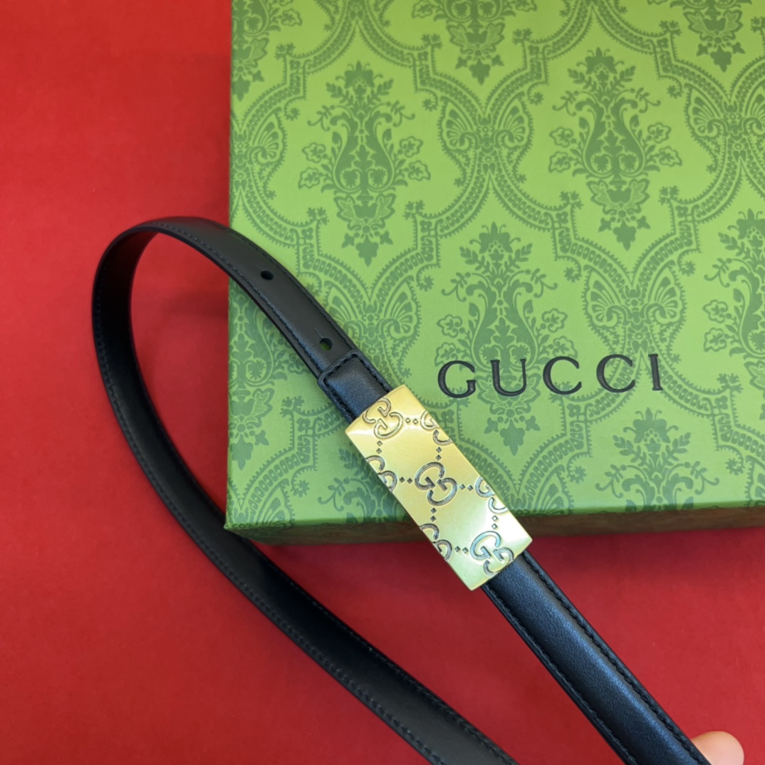 这款腰带采用GSupremepvc制作，匠心点缀品牌标志性的双G元素，彰显品牌的马术传承。背面再添方形搭