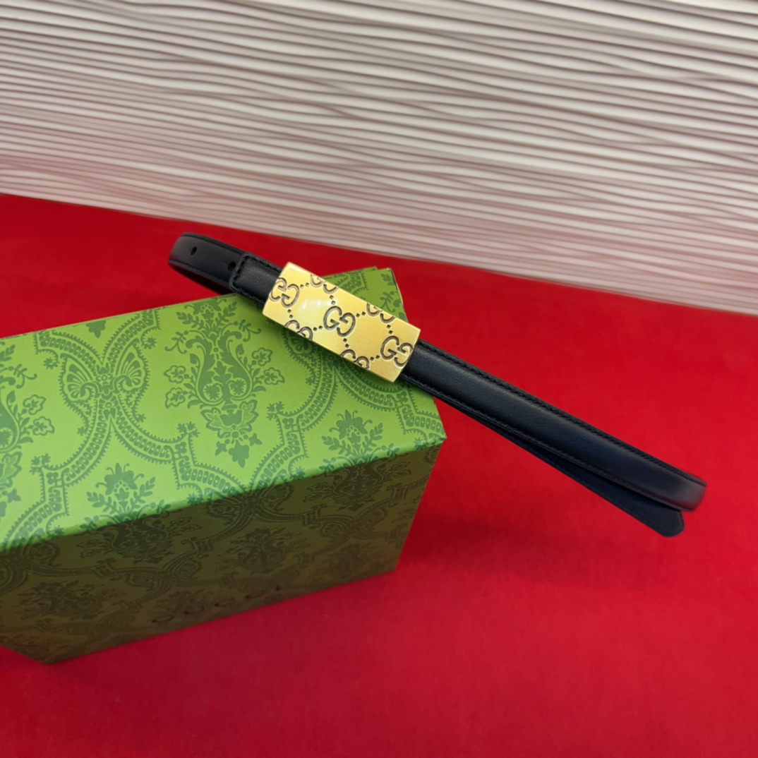 这款腰带采用GSupremepvc制作，匠心点缀品牌标志性的双G元素，彰显品牌的马术传承。背面再添方形搭