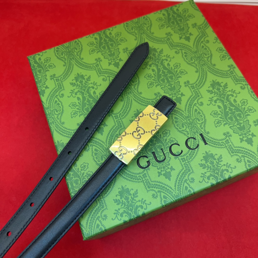 这款腰带采用GSupremepvc制作，匠心点缀品牌标志性的双G元素，彰显品牌的马术传承。背面再添方形搭