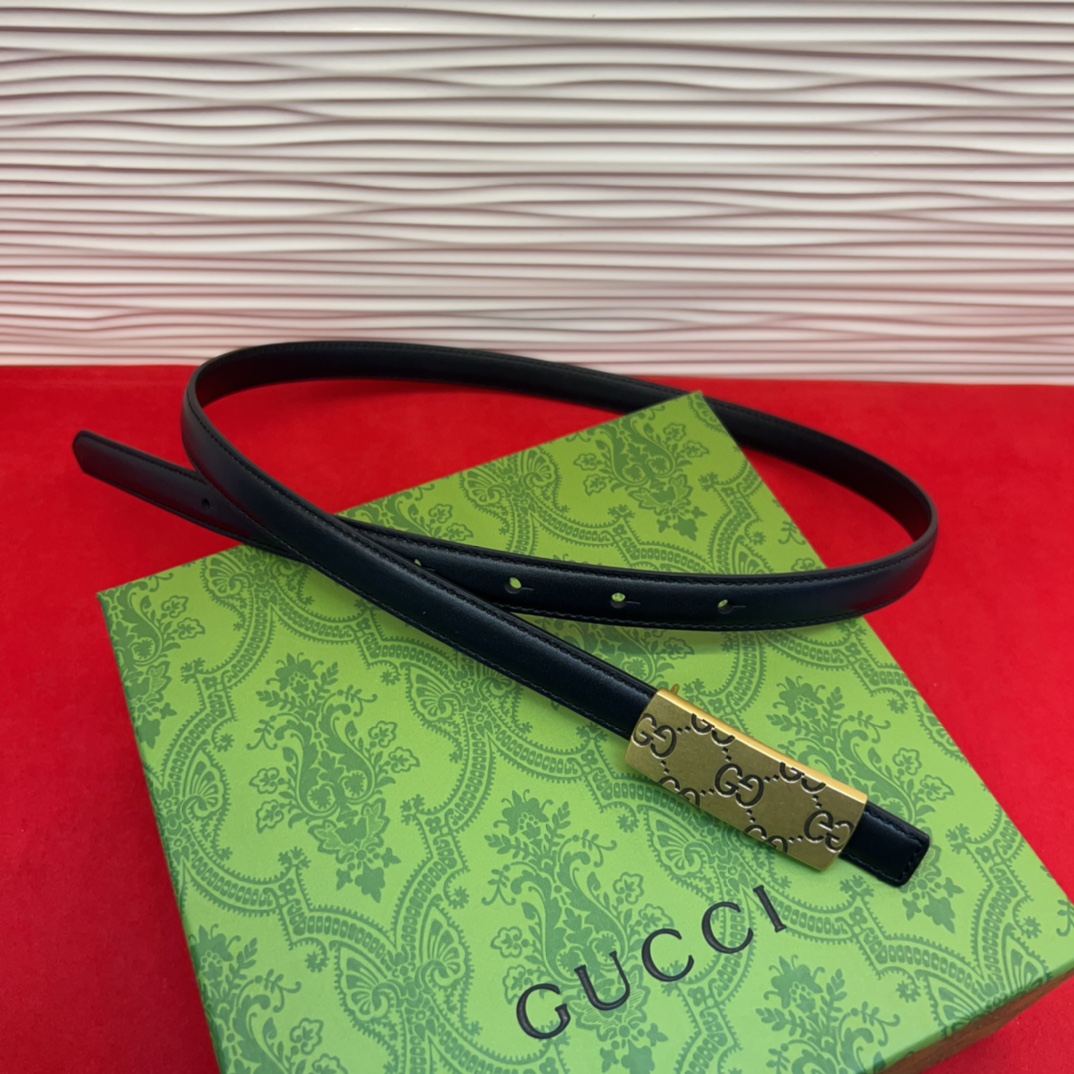 这款腰带采用GSupremepvc制作，匠心点缀品牌标志性的双G元素，彰显品牌的马术传承。背面再添方形搭