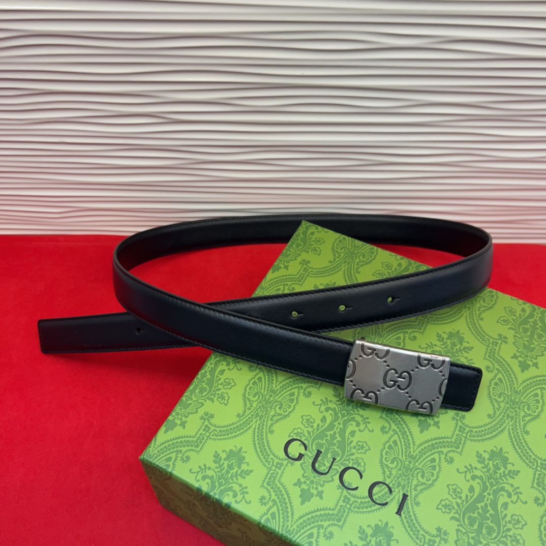 这款腰带采用GSupremepvc制作，匠心点缀品牌标志性的双G元素，彰显品牌的马术传承。背面再添方形搭