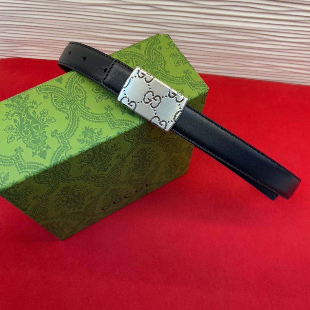 这款腰带采用GSupremepvc制作，匠心点缀品牌标志性的双G元素，彰显品牌的马术传承。背面再添方形搭