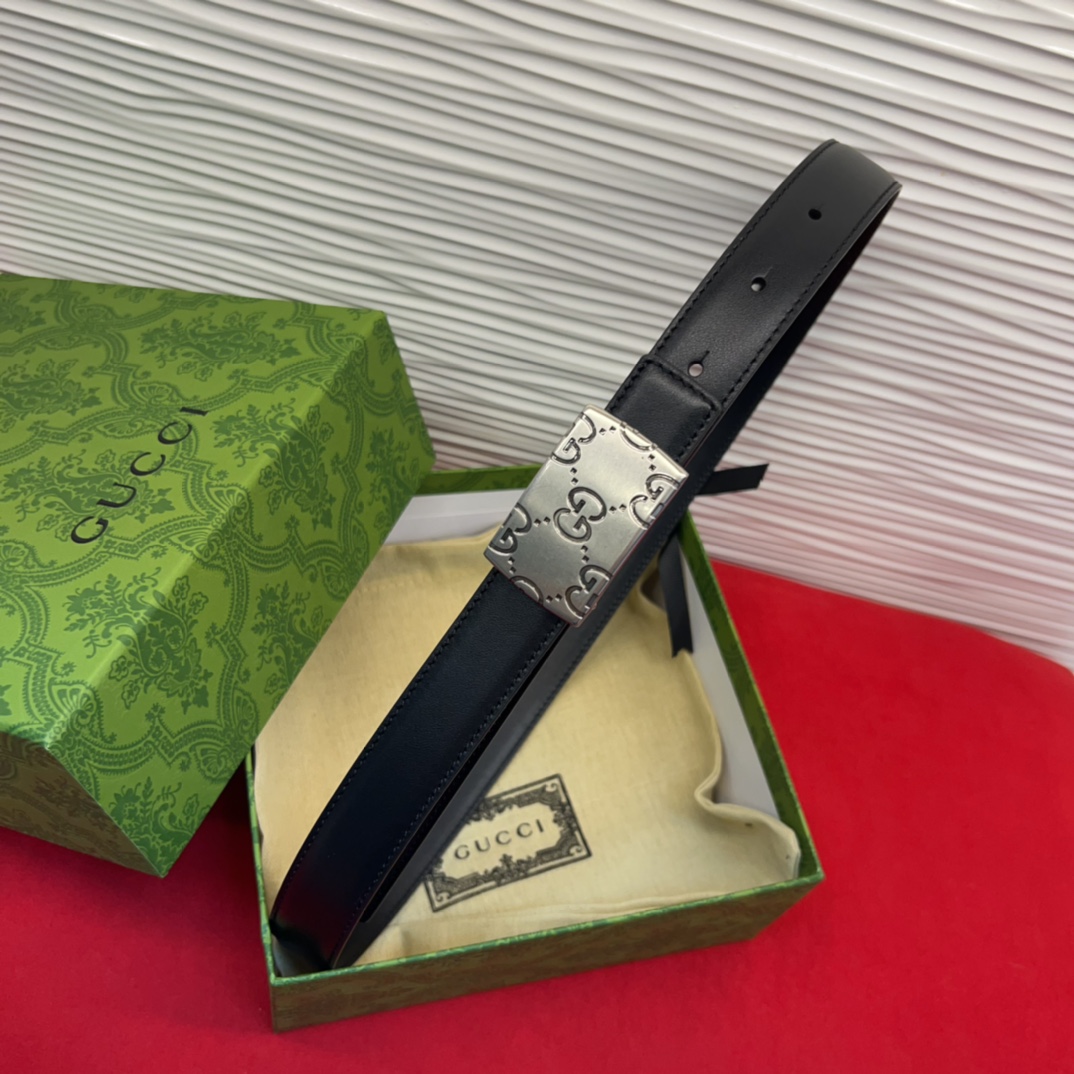 这款腰带采用GSupremepvc制作，匠心点缀品牌标志性的双G元素，彰显品牌的马术传承。背面再添方形搭