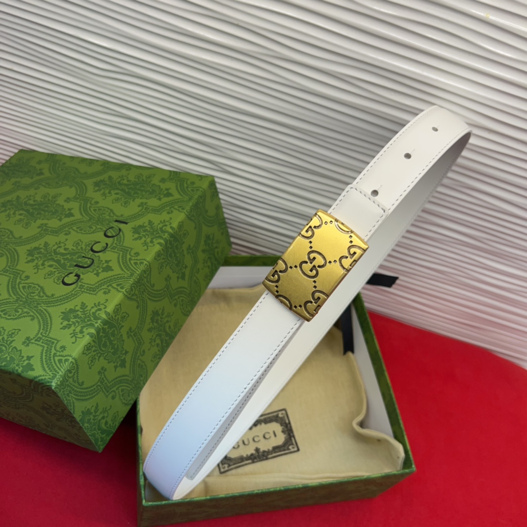 这款腰带采用GSupremepvc制作，匠心点缀品牌标志性的双G元素，彰显品牌的马术传承。背面再添方形搭