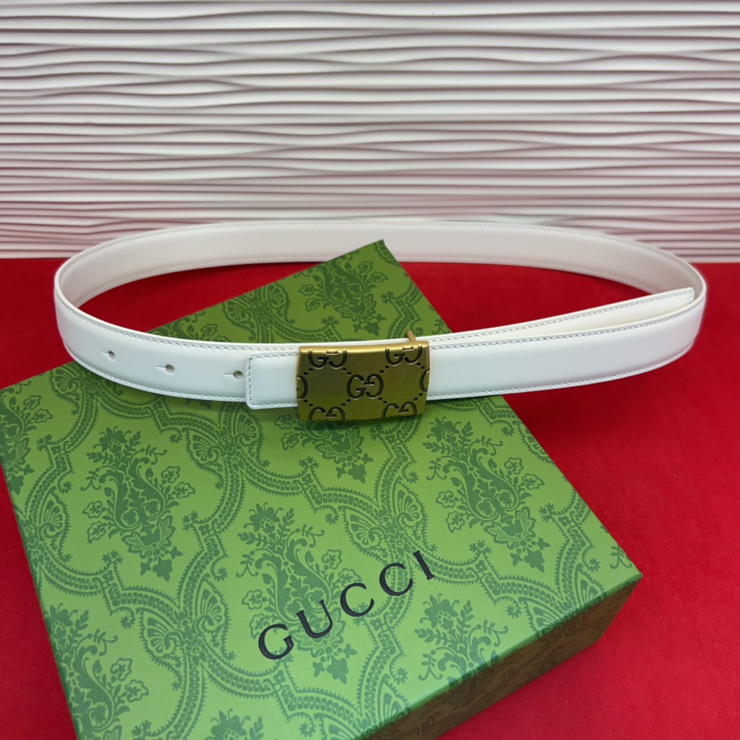 这款腰带采用GSupremepvc制作，匠心点缀品牌标志性的双G元素，彰显品牌的马术传承。背面再添方形搭