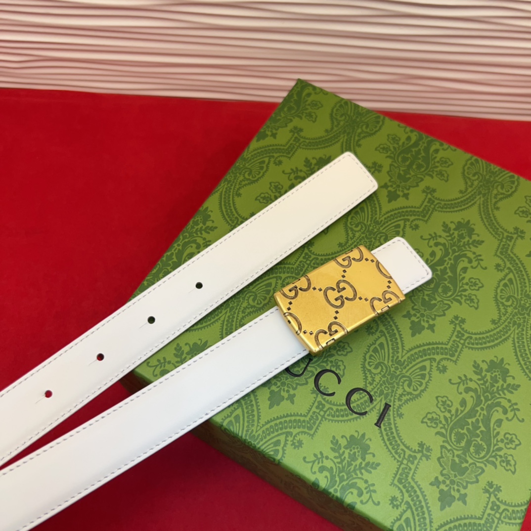 这款腰带采用GSupremepvc制作，匠心点缀品牌标志性的双G元素，彰显品牌的马术传承。背面再添方形搭