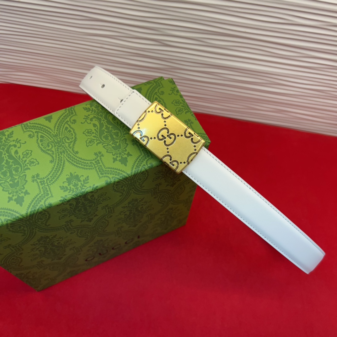 这款腰带采用GSupremepvc制作，匠心点缀品牌标志性的双G元素，彰显品牌的马术传承。背面再添方形搭