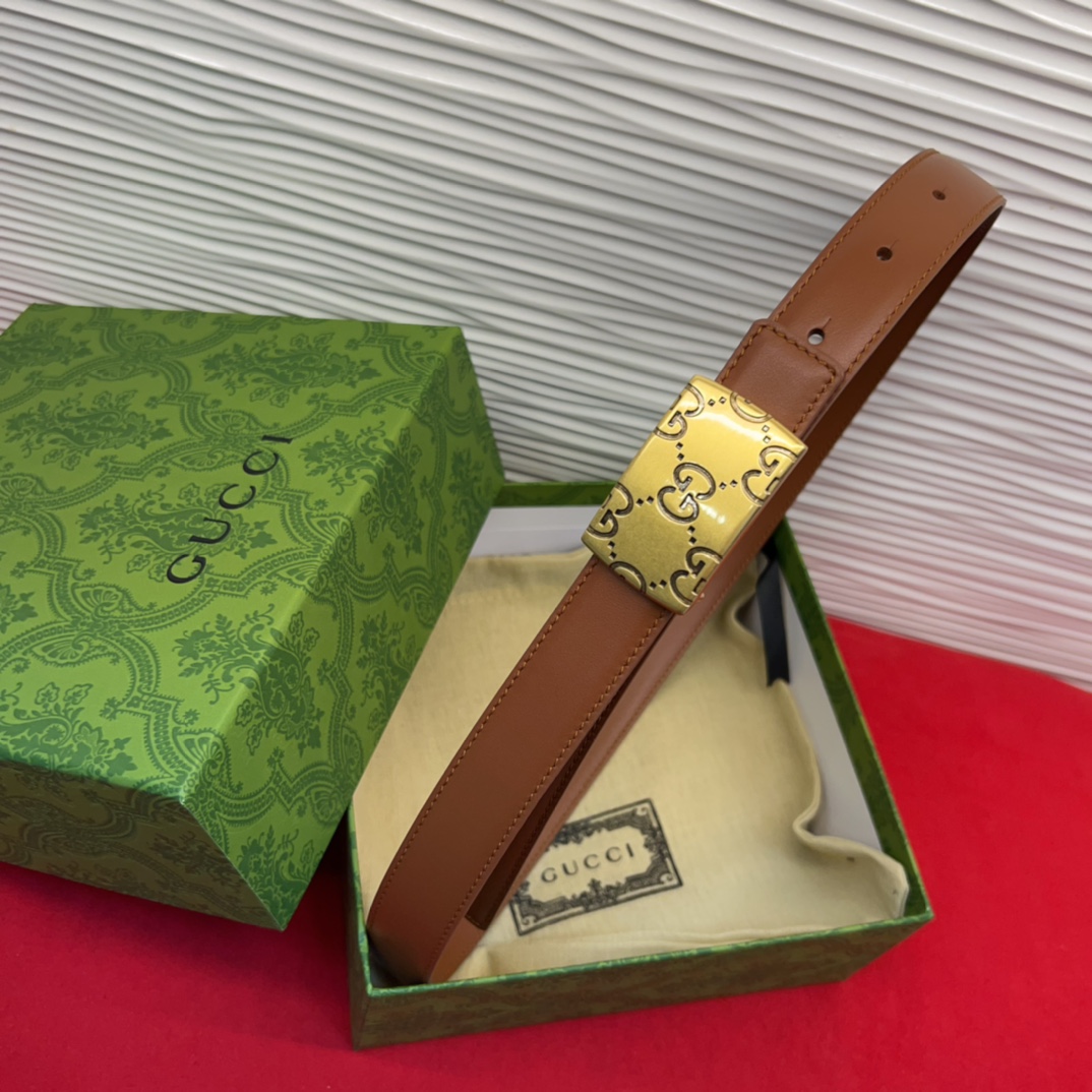 这款腰带采用GSupremepvc制作，匠心点缀品牌标志性的双G元素，彰显品牌的马术传承。背面再添方形搭