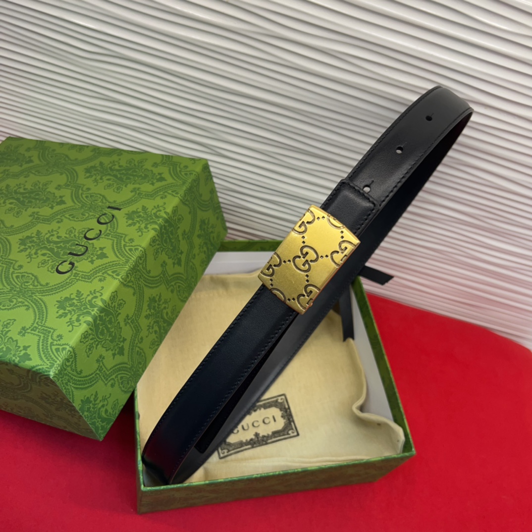这款腰带采用GSupremepvc制作，匠心点缀品牌标志性的双G元素，彰显品牌的马术传承。背面再添方形搭