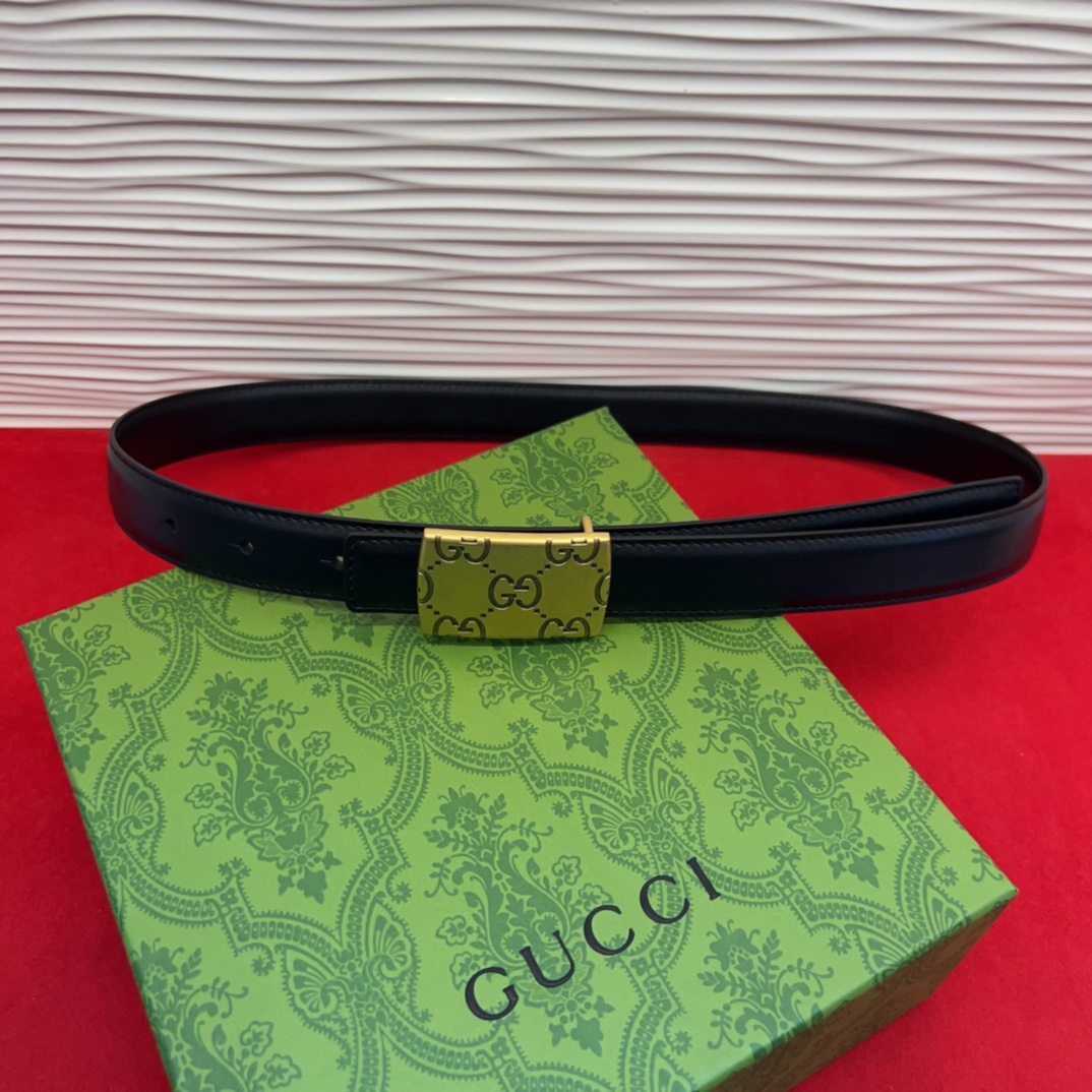 这款腰带采用GSupremepvc制作，匠心点缀品牌标志性的双G元素，彰显品牌的马术传承。背面再添方形搭
