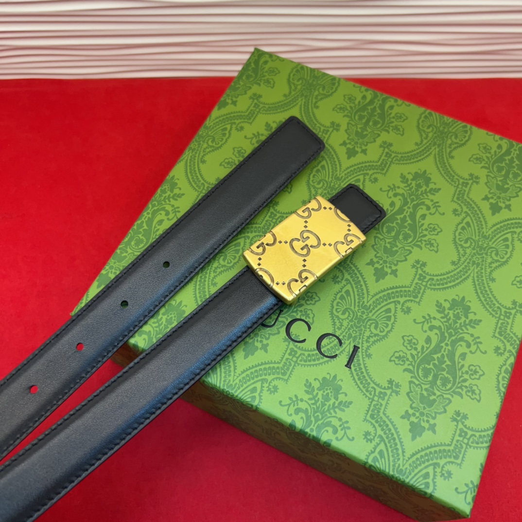 这款腰带采用GSupremepvc制作，匠心点缀品牌标志性的双G元素，彰显品牌的马术传承。背面再添方形搭