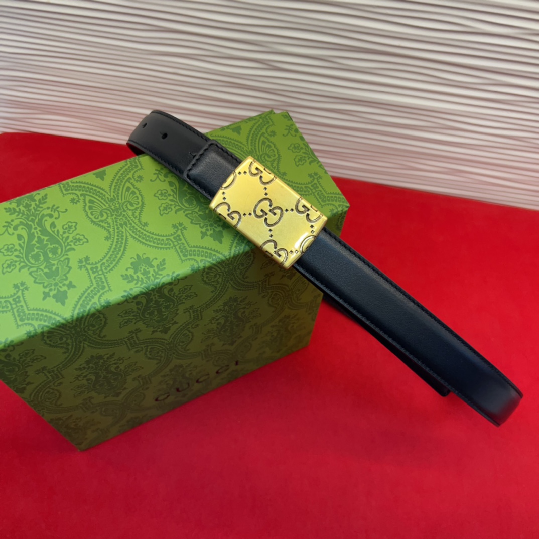 这款腰带采用GSupremepvc制作，匠心点缀品牌标志性的双G元素，彰显品牌的马术传承。背面再添方形搭