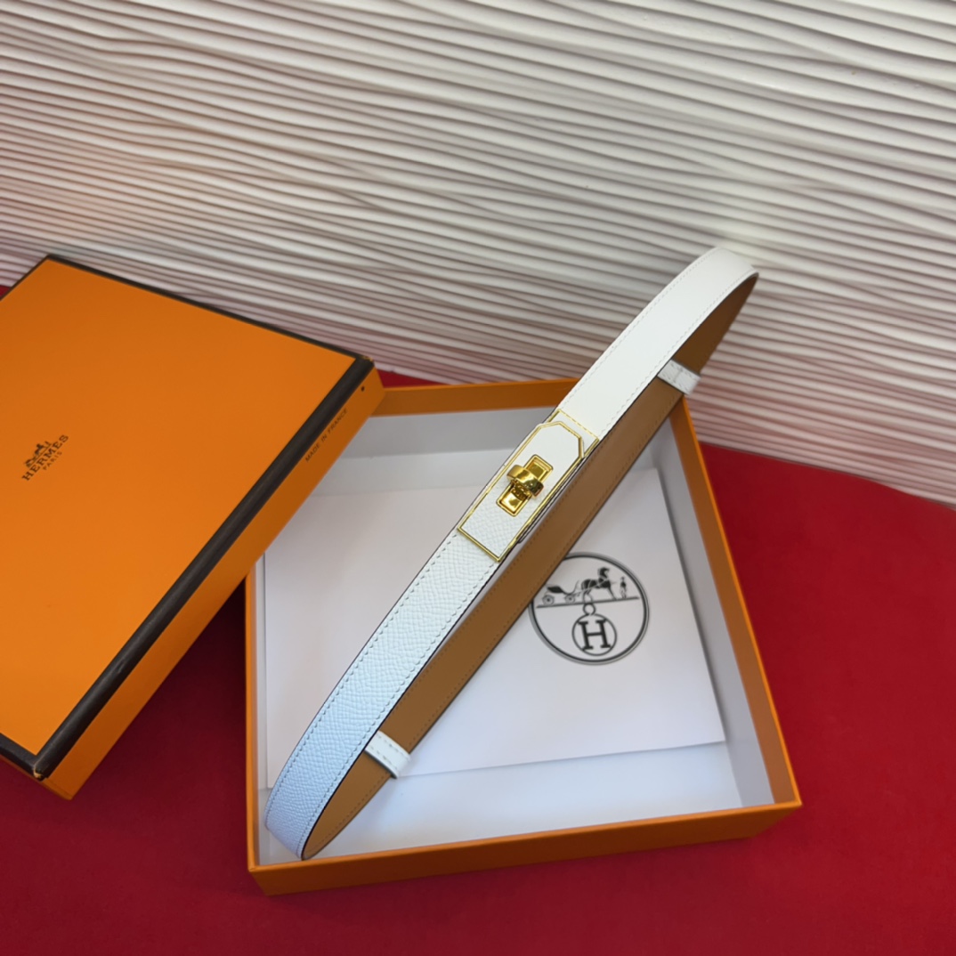 H家新款凯莉腰带Hunter牛皮腰带，搭配镀钯kelly皮带扣，借助巧妙的可调节设计，可以将腰带系于腰间