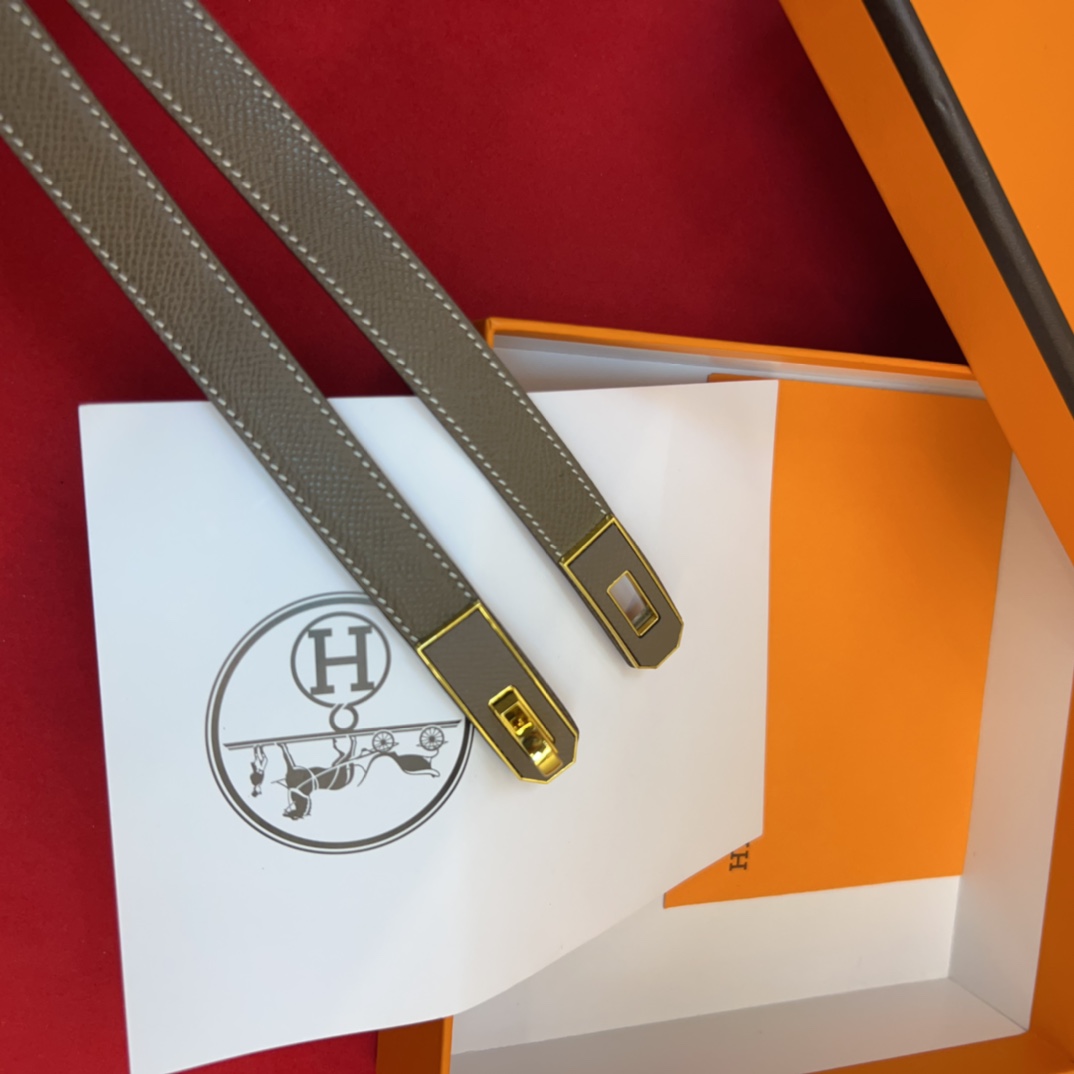 H家新款凯莉腰带Hunter牛皮腰带，搭配镀钯kelly皮带扣，借助巧妙的可调节设计，可以将腰带系于腰间