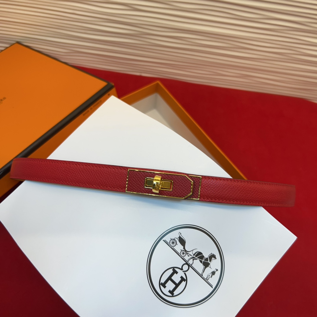 H家新款凯莉腰带Hunter牛皮腰带，搭配镀钯kelly皮带扣，借助巧妙的可调节设计，可以将腰带系于腰间