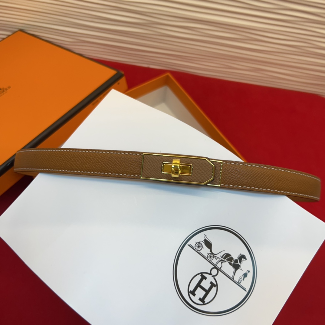 H家新款凯莉腰带Hunter牛皮腰带，搭配镀钯kelly皮带扣，借助巧妙的可调节设计，可以将腰带系于腰间