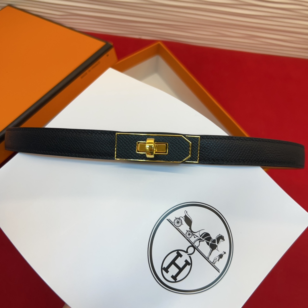 H家新款凯莉腰带Hunter牛皮腰带，搭配镀钯kelly皮带扣，借助巧妙的可调节设计，可以将腰带系于腰间
