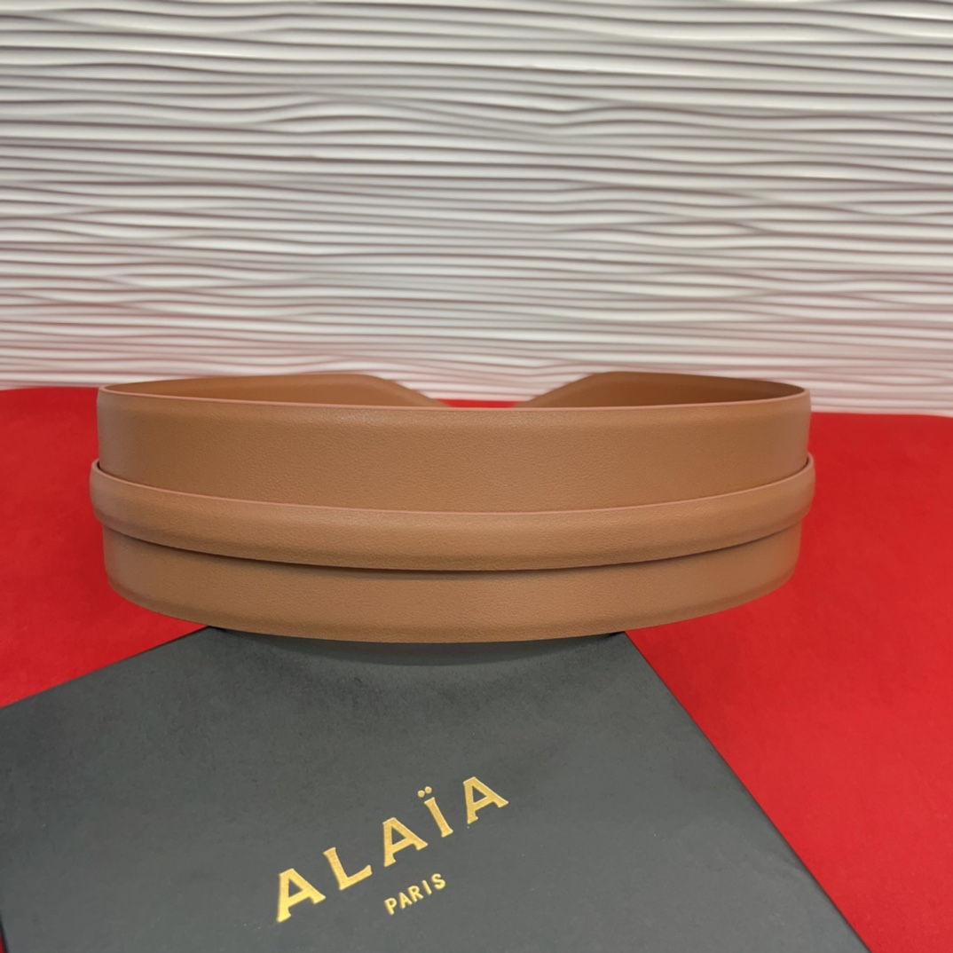 Alaia 阿来莱 腰封、品牌标志性的双层工艺，Alaia是一个以高级时装为魂的巴黎时装品牌。码数70欧