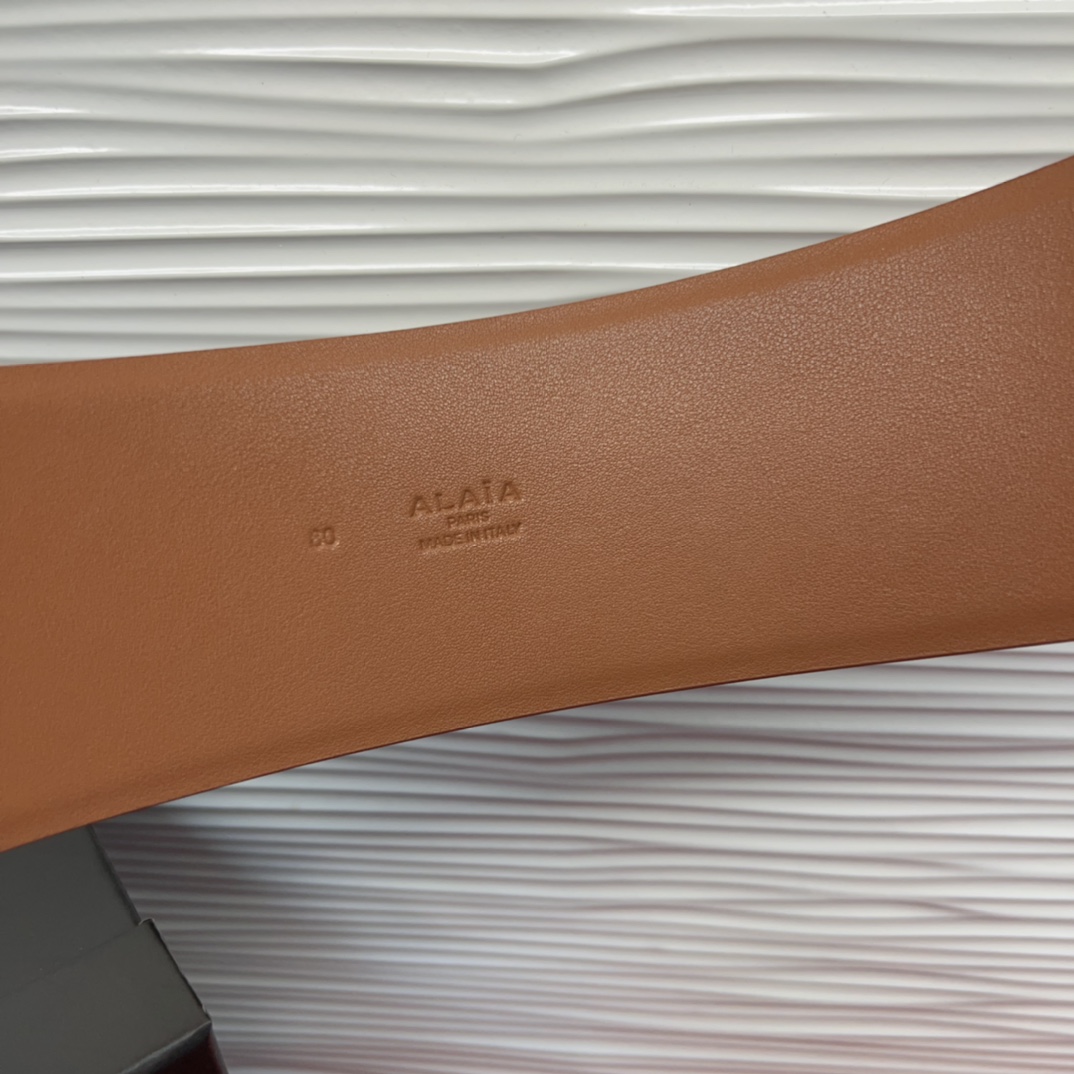 Alaia 阿来莱 腰封、品牌标志性的双层工艺，Alaia是一个以高级时装为魂的巴黎时装品牌。码数70欧