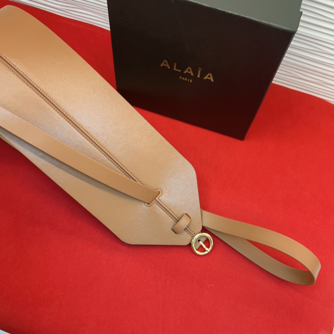 🅿️230 Alaia 阿来莱 腰封、品牌标志性的双层工艺，Alaia是一个以高级时装为魂的巴黎时装品牌。
码数70欧一95欧。12Cm