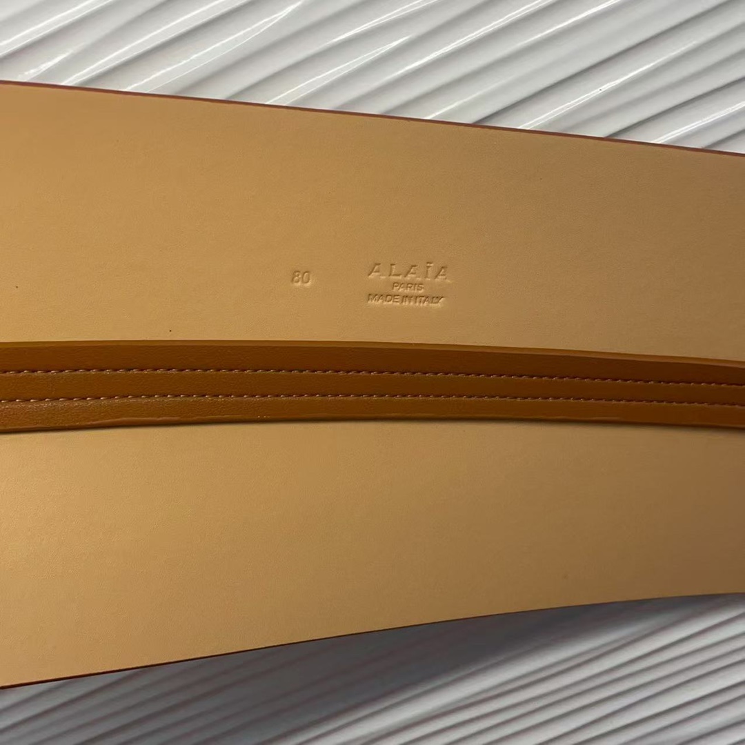 🅿️230 Alaia 阿来莱 腰封、品牌标志性的双层工艺，Alaia是一个以高级时装为魂的巴黎时装品牌。
码数70欧一95欧。12Cm