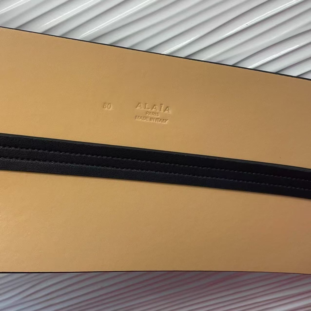 Alaia 阿来莱 腰封、品牌标志性的双层工艺，Alaia是一个以高级时装为魂的巴黎时装品牌。码数70欧
