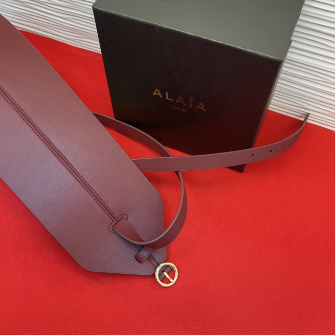 Alaia 阿来莱 腰封、品牌标志性的双层工艺，Alaia是一个以高级时装为魂的巴黎时装品牌。码数70欧