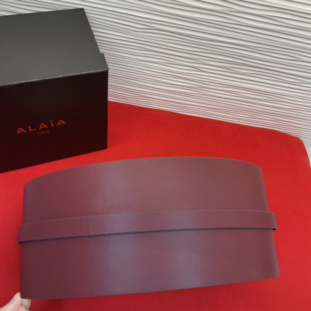 Alaia 阿来莱 腰封、品牌标志性的双层工艺，Alaia是一个以高级时装为魂的巴黎时装品牌。码数70欧