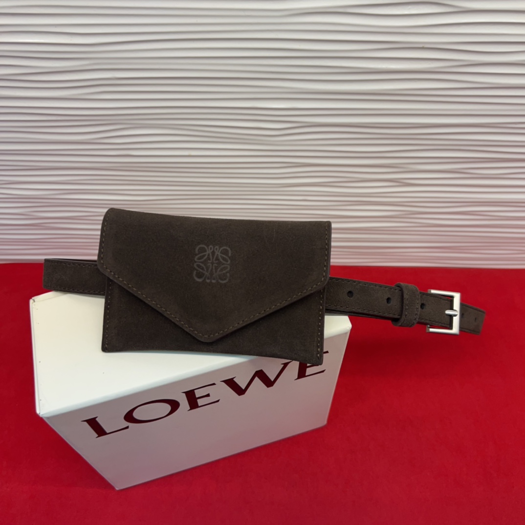 LOEWE鹿绒皮革窄款腰带 配有Anagram挂锁针扣 卓越的工艺 个性的造型 精美的材质 皮带宽:2.
