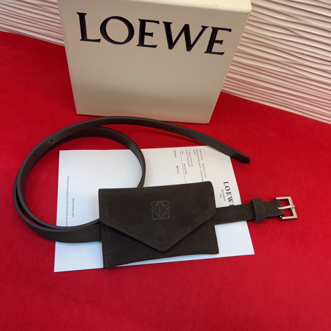 LOEWE鹿绒皮革窄款腰带 配有Anagram挂锁针扣 卓越的工艺 个性的造型 精美的材质 皮带宽:2.