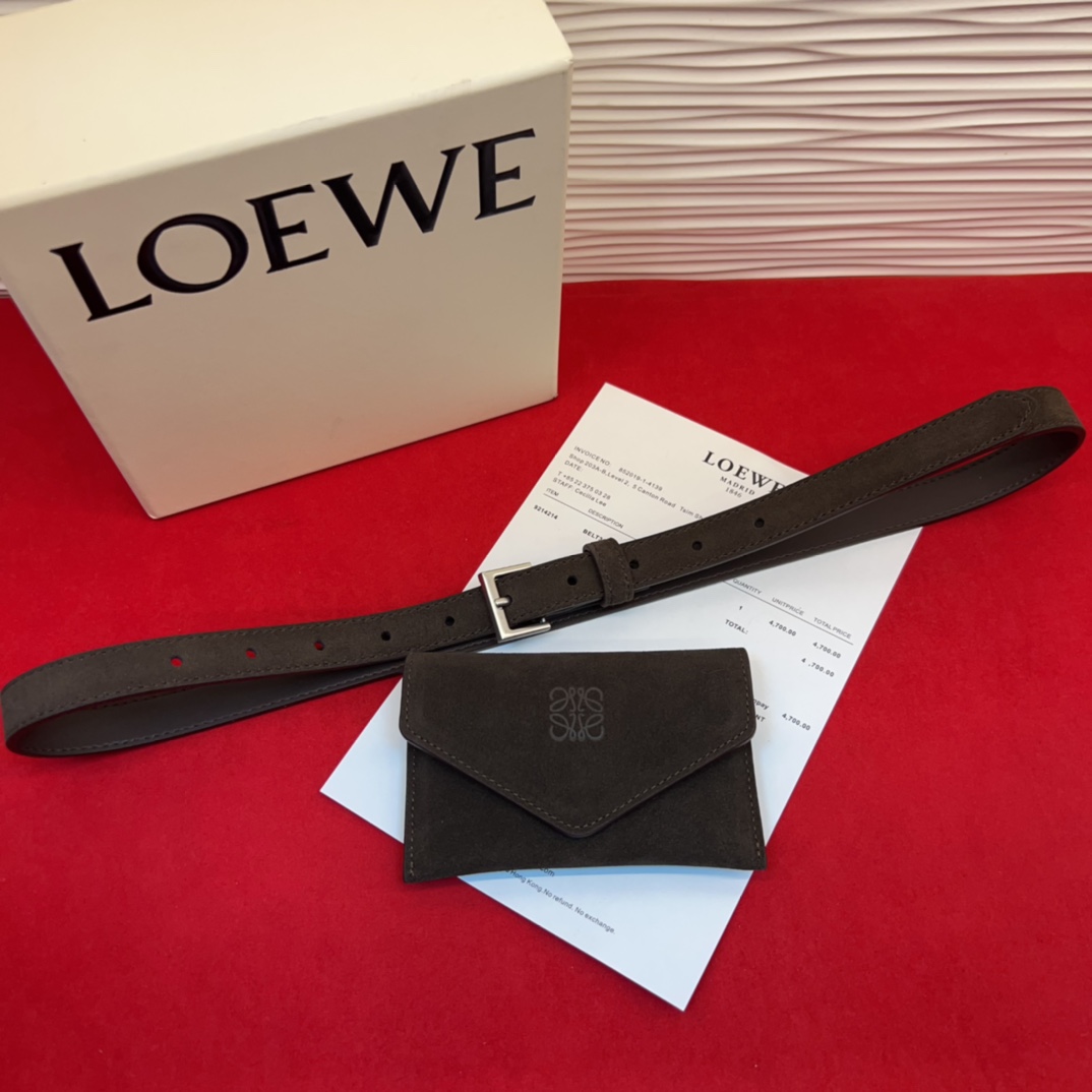 LOEWE鹿绒皮革窄款腰带 配有Anagram挂锁针扣 卓越的工艺 个性的造型 精美的材质 皮带宽:2.