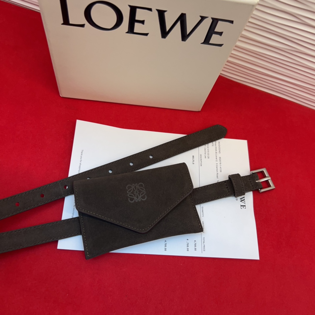 LOEWE鹿绒皮革窄款腰带 配有Anagram挂锁针扣 卓越的工艺 个性的造型 精美的材质 皮带宽:2.