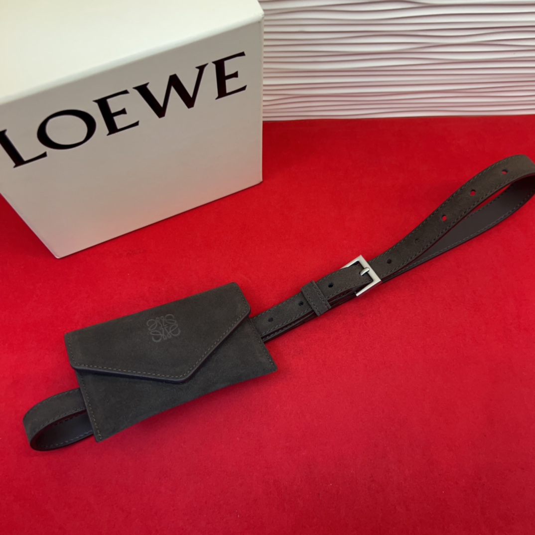 LOEWE鹿绒皮革窄款腰带 配有Anagram挂锁针扣 卓越的工艺 个性的造型 精美的材质 皮带宽:2.