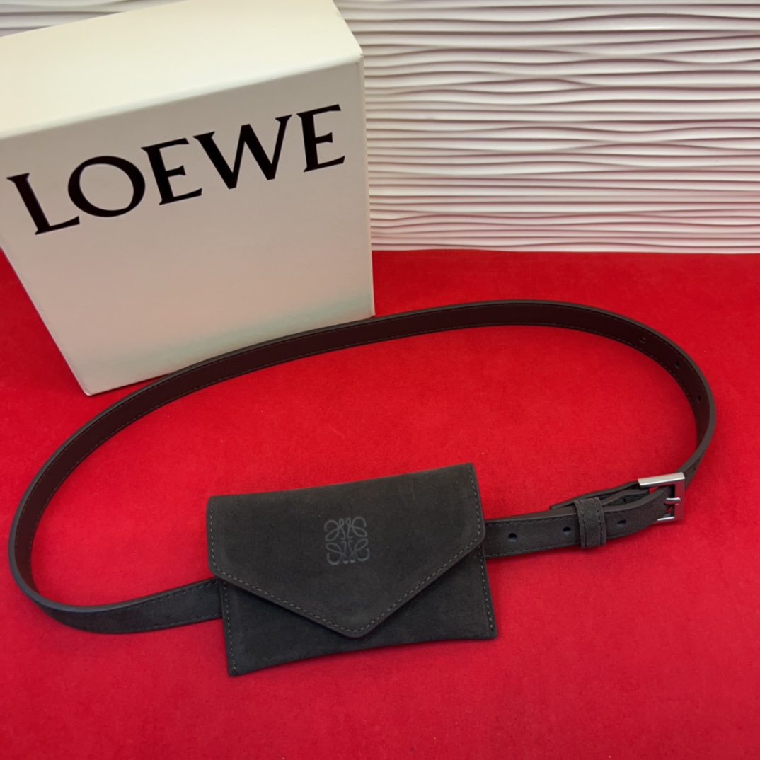 LOEWE鹿绒皮革窄款腰带 配有Anagram挂锁针扣 卓越的工艺 个性的造型 精美的材质 皮带宽:2.