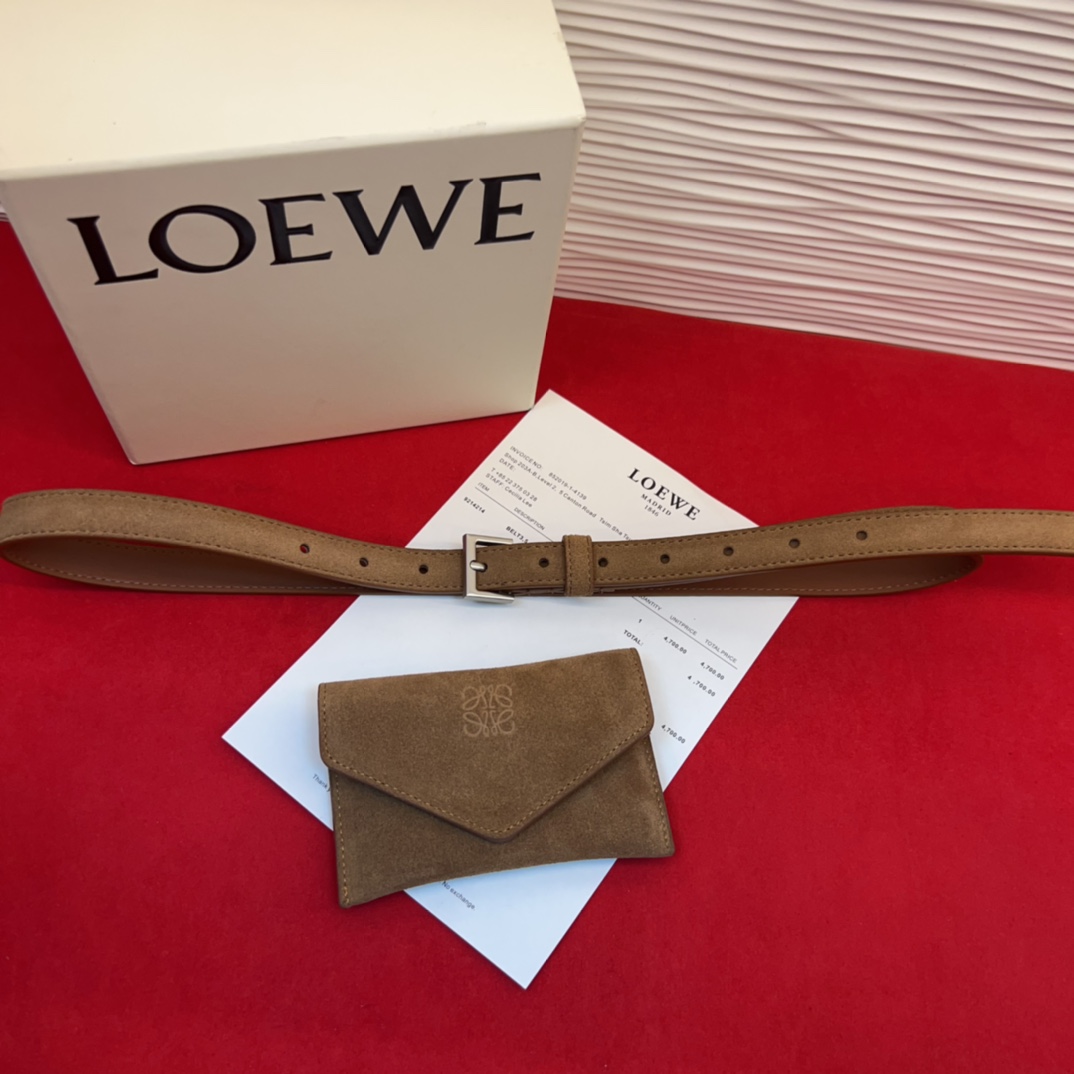 LOEWE鹿绒皮革窄款腰带 配有Anagram挂锁针扣 卓越的工艺 个性的造型 精美的材质 皮带宽:2.