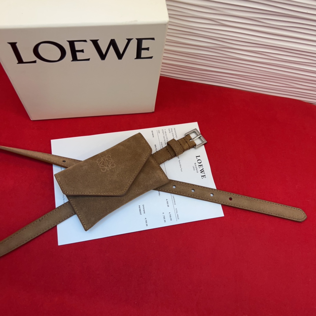 LOEWE鹿绒皮革窄款腰带 配有Anagram挂锁针扣 卓越的工艺 个性的造型 精美的材质 皮带宽:2.