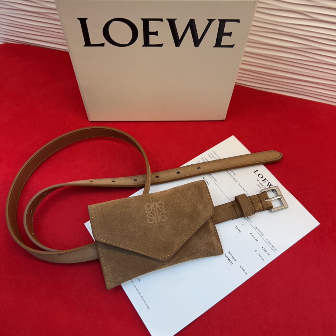 LOEWE鹿绒皮革窄款腰带 配有Anagram挂锁针扣 卓越的工艺 个性的造型 精美的材质 皮带宽:2.