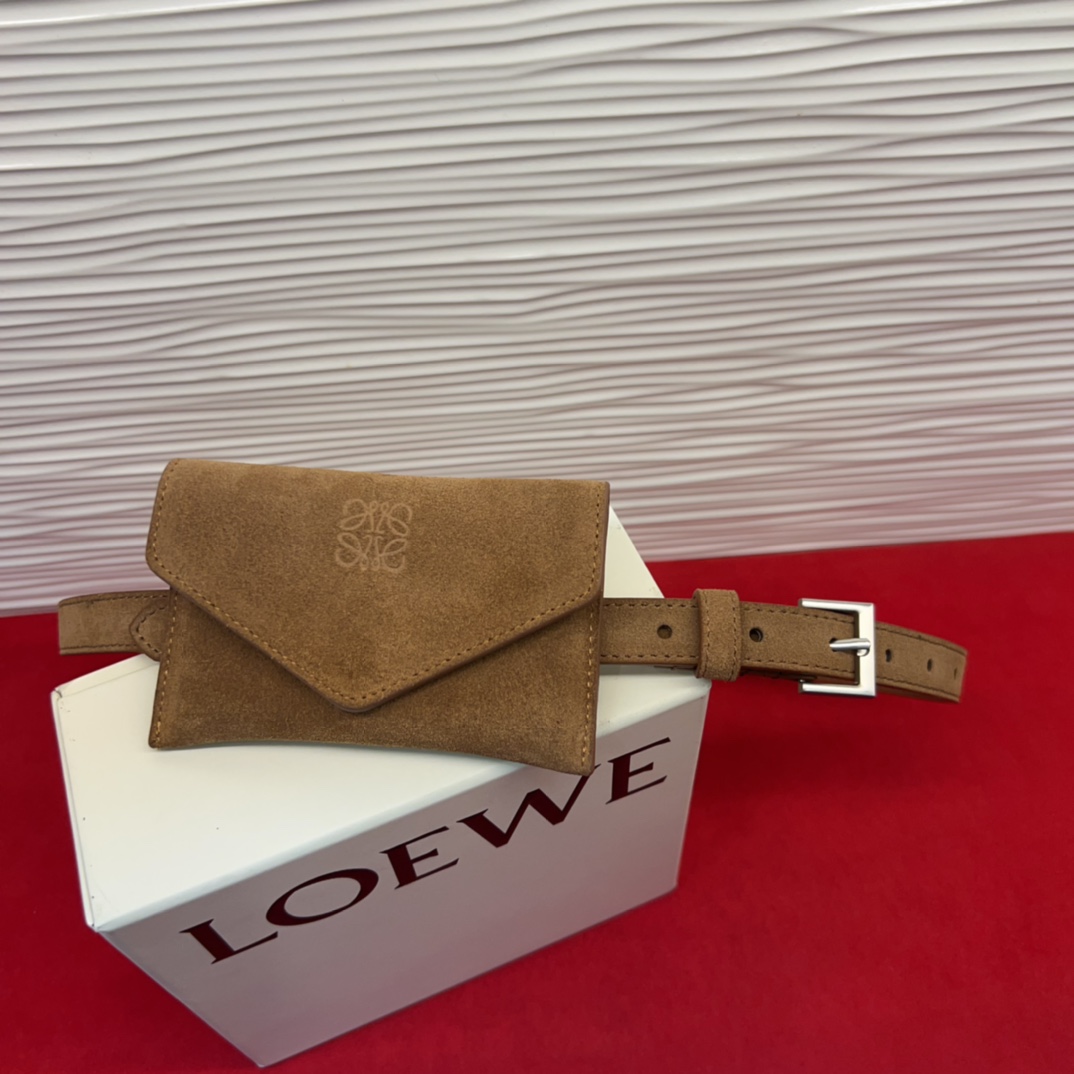 LOEWE鹿绒皮革窄款腰带 配有Anagram挂锁针扣 卓越的工艺 个性的造型 精美的材质 皮带宽:2.