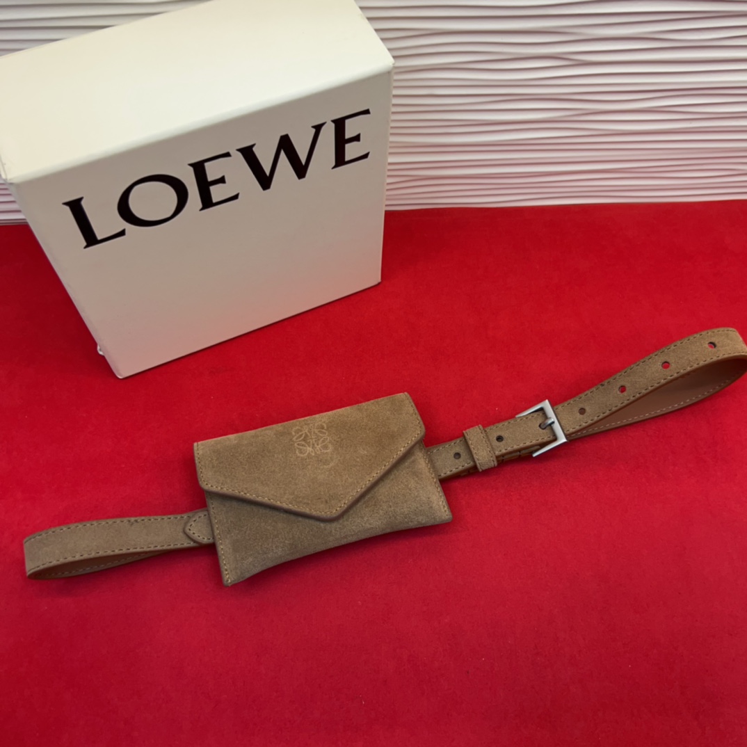 LOEWE鹿绒皮革窄款腰带 配有Anagram挂锁针扣 卓越的工艺 个性的造型 精美的材质 皮带宽:2.