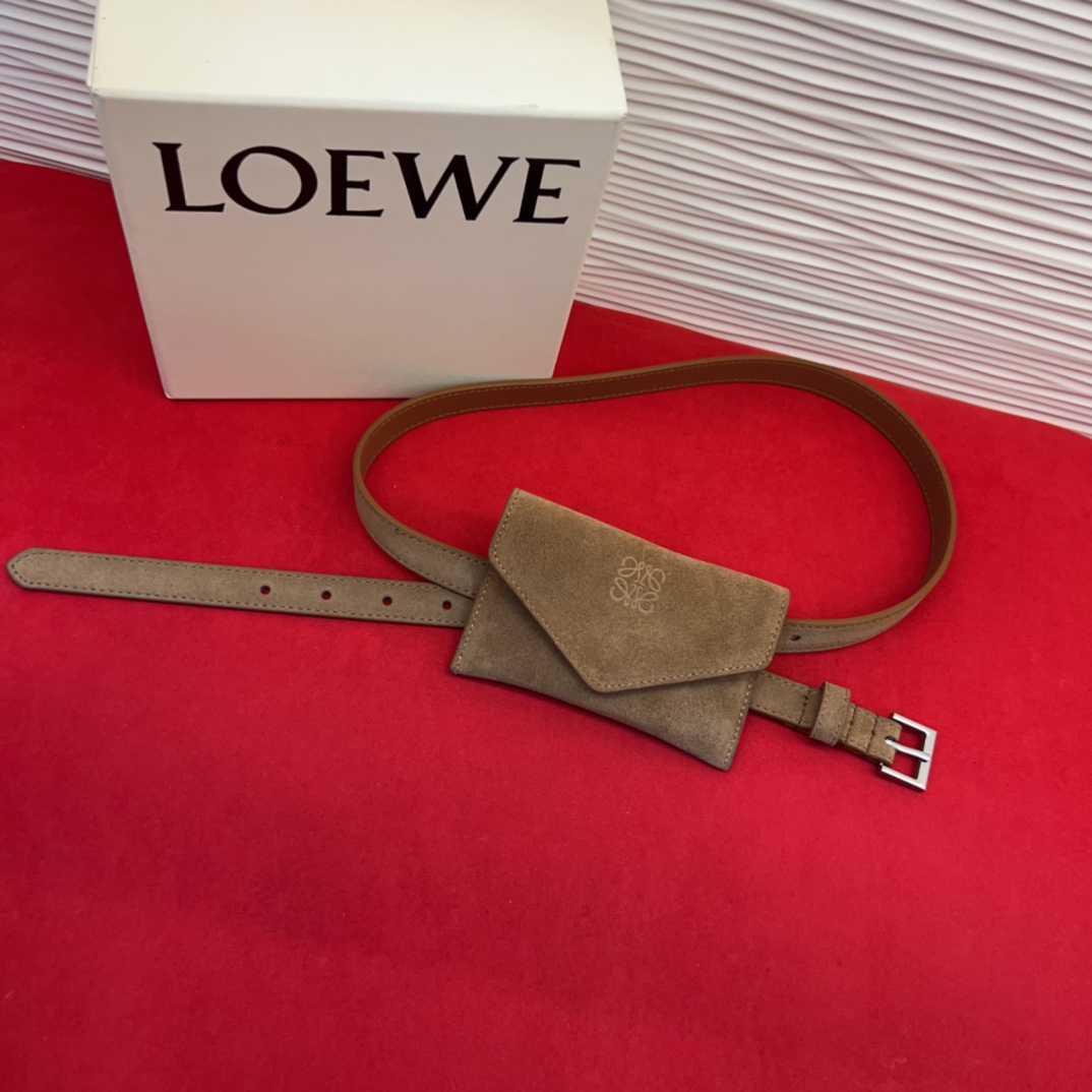 LOEWE鹿绒皮革窄款腰带 配有Anagram挂锁针扣 卓越的工艺 个性的造型 精美的材质 皮带宽:2.